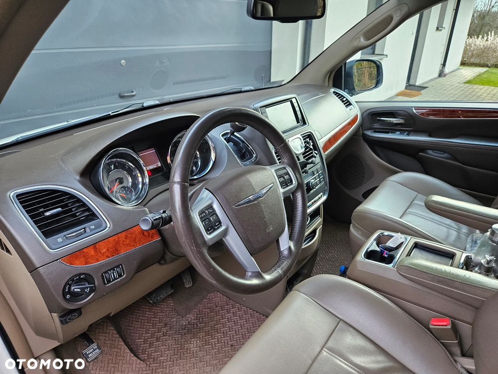 Chrysler Town & Country - 9
