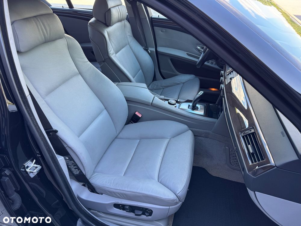 BMW Seria 5 550i Sport-Aut - 31
