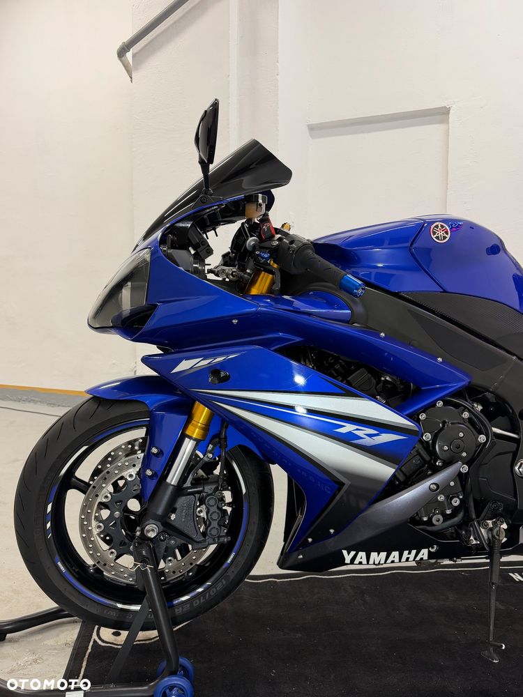 Yamaha R1 - 9
