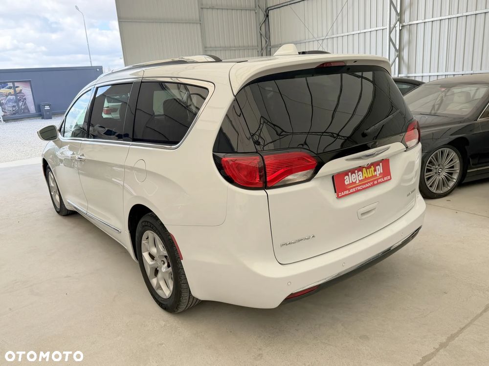 Chrysler Pacifica - 4