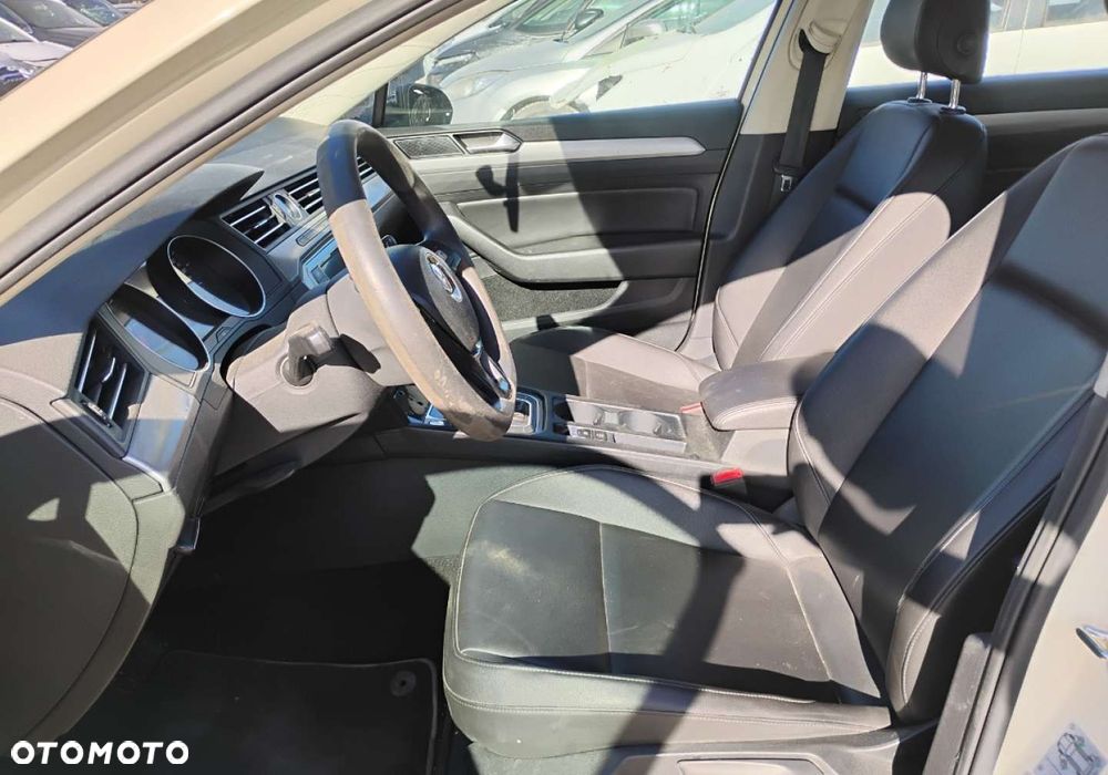 Volkswagen Passat - 8