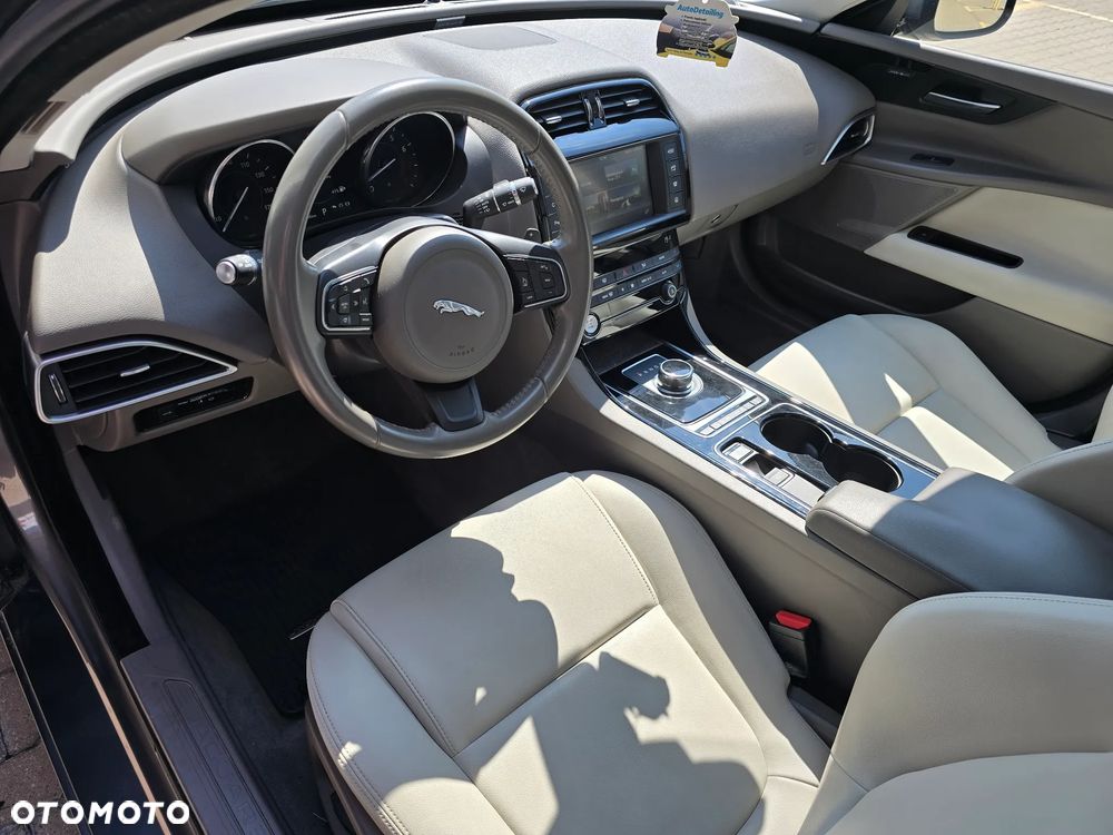 Jaguar XE S - 14