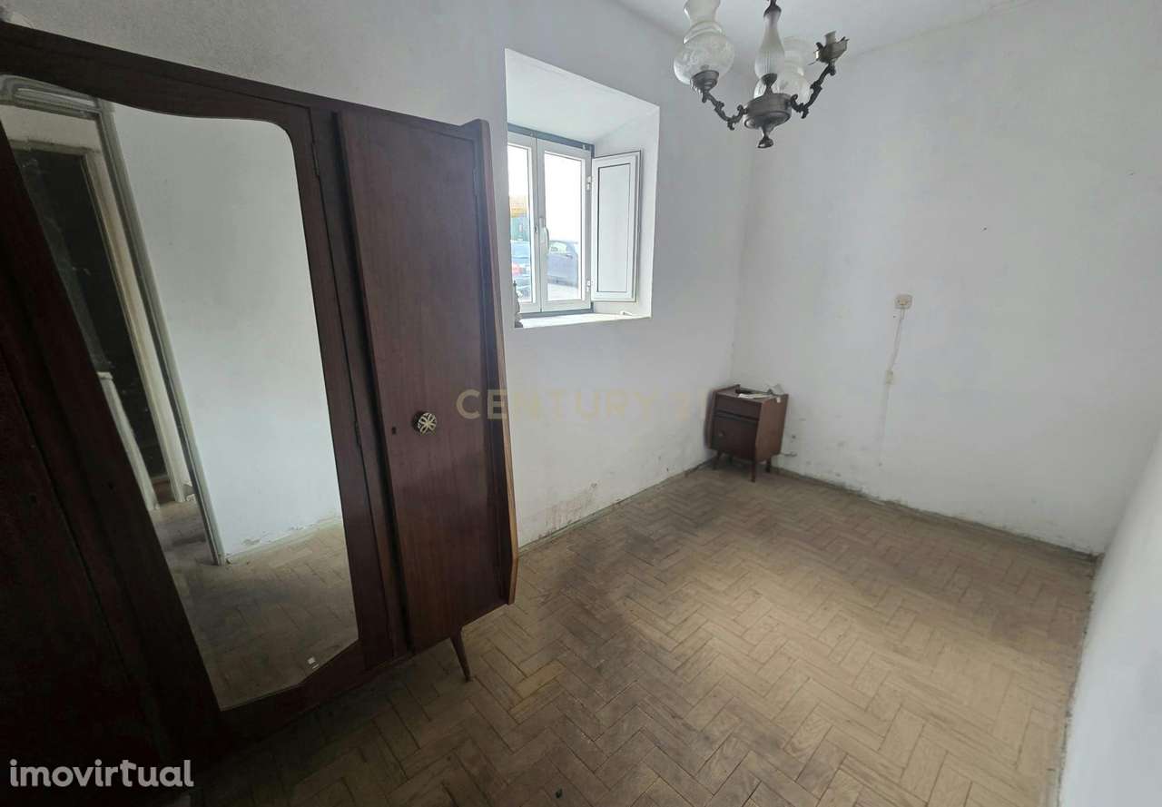 Moradia ideal para restaurar no centro da vila de Valado de Frades a 5 - Grande imagem: 5/29