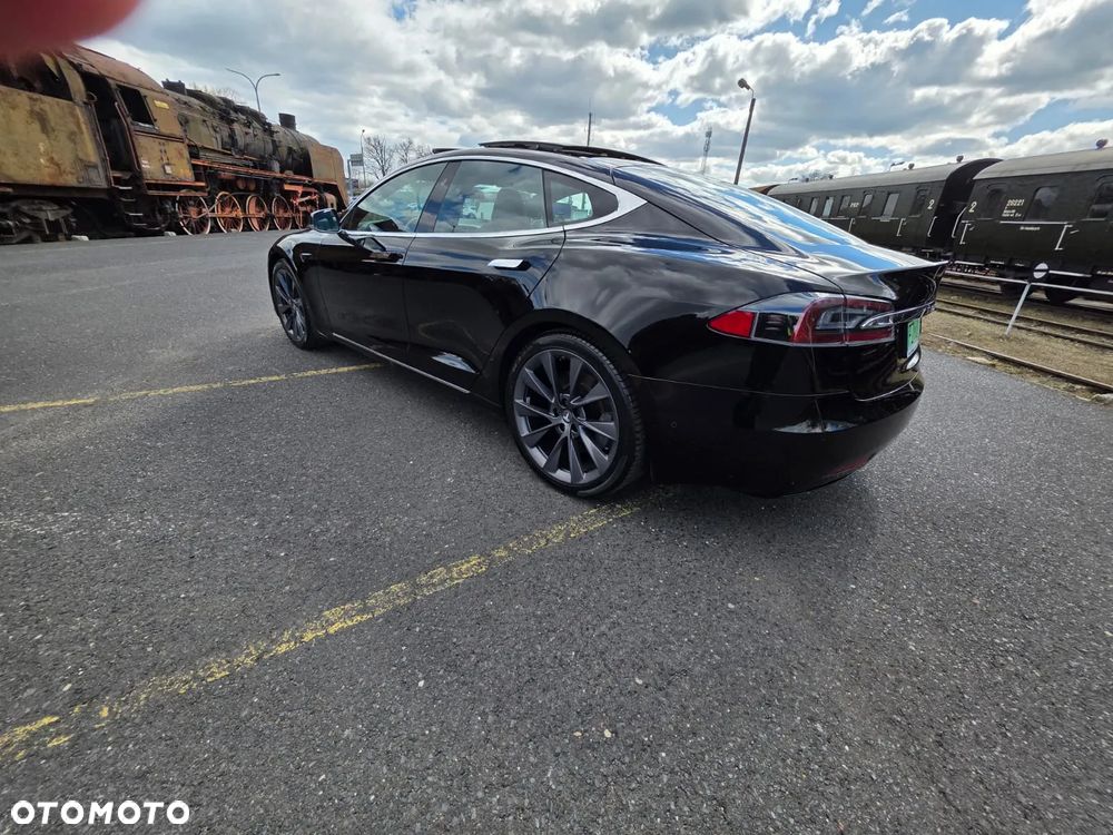 Tesla Model S - 12