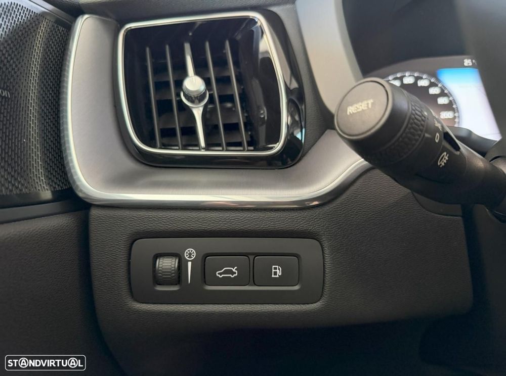 Volvo XC 60 2.0 T6 PHEV R-Design AWD - 37