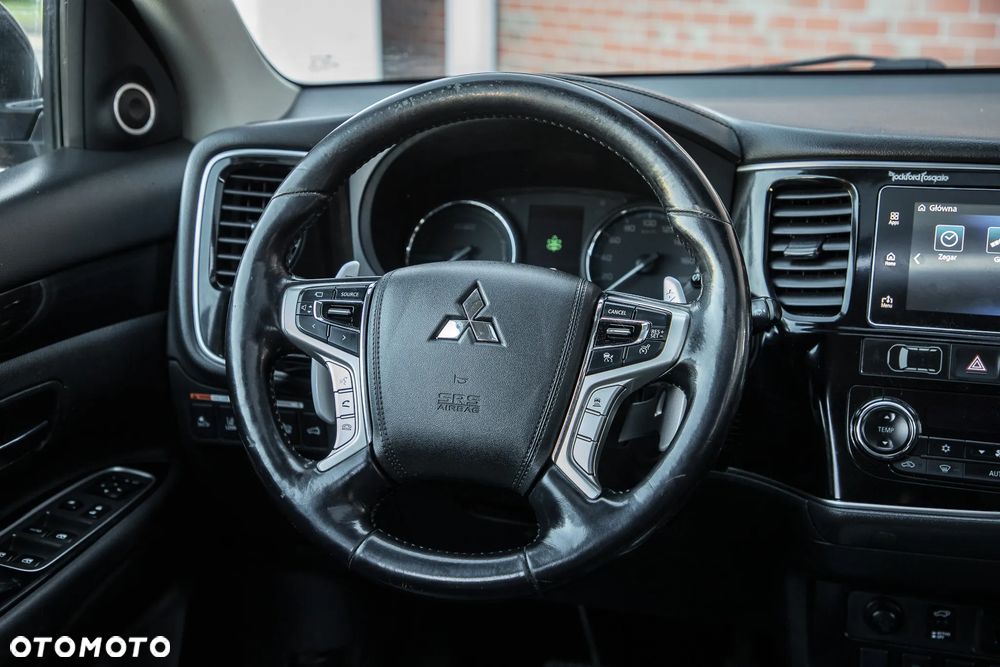 Mitsubishi Outlander Instyle NAVI + - 30