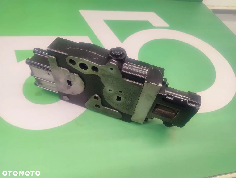 Sekcja rozdzielacza 87325538 87325955 Steyr 6195 - 5