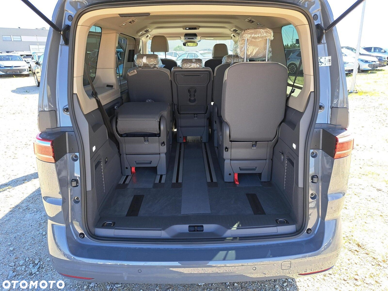 Volkswagen multivan Family L2 silnik: 2,0 l TDI SCR 150 KM / skrzynia biegów: 7-biegowa DSG rozstaw osi: 3124 mm - 17