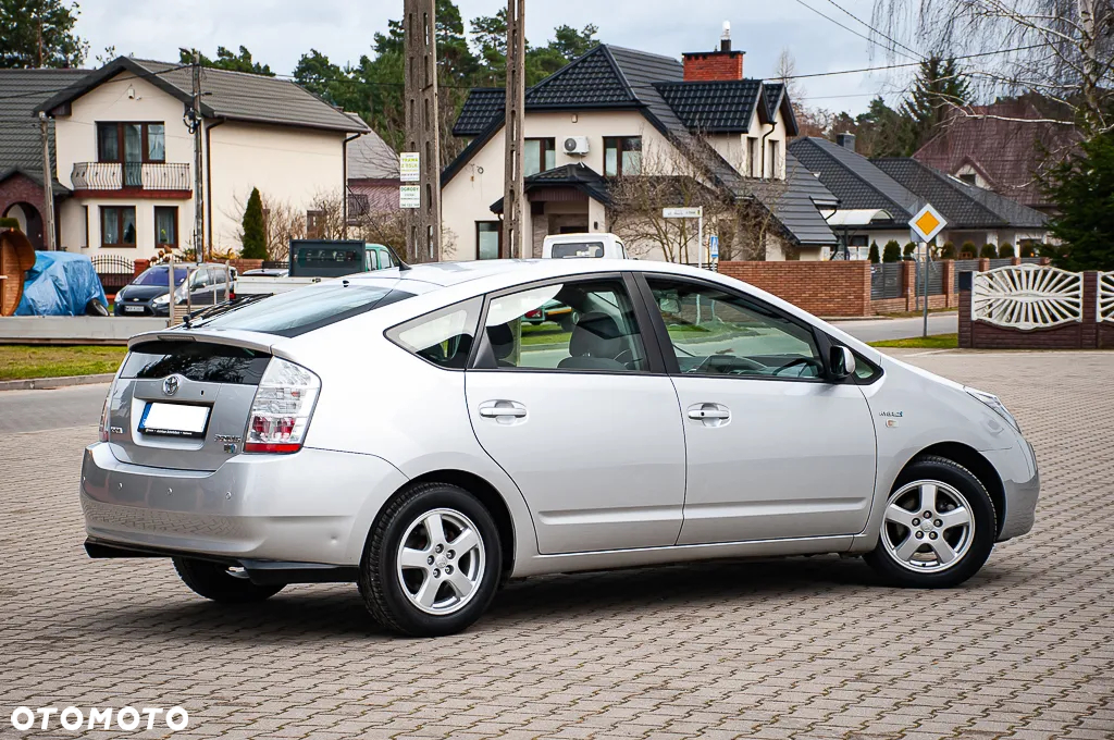 Toyota Prius (Hybrid) Executive - 14
