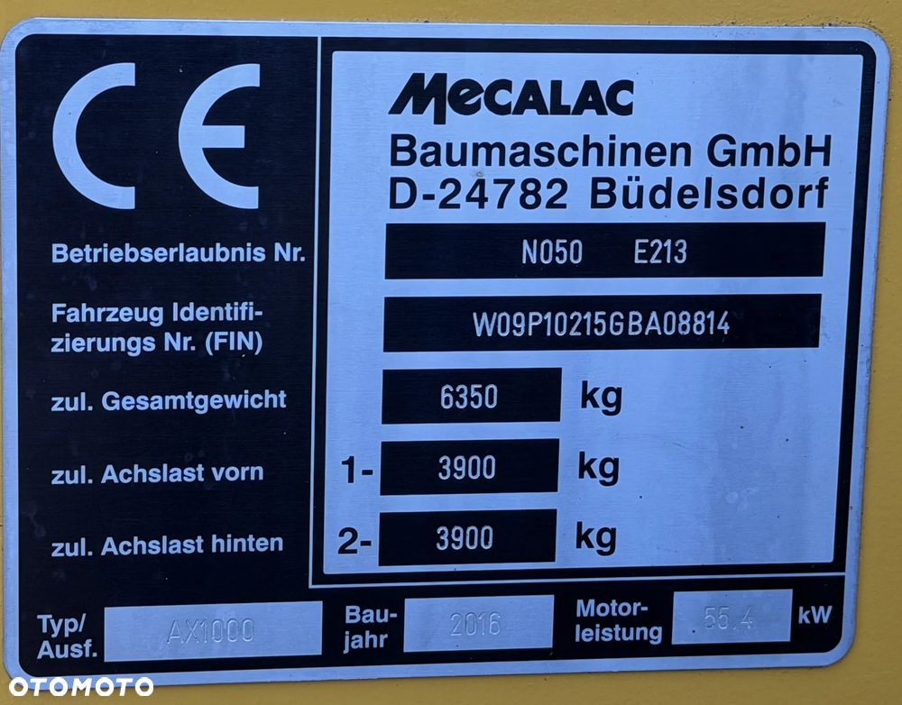 Mecalac AX1000 Ładowarka kołowa łamana 6,5 tony. Udźwig około 3 tony. 2017 rok.  Jak Nowa! Oryginał łyżka KROKODYL otwierana i widły. Mocny silnik DEUTZ 4 cylindry DEUTZ. Zero luzów i wycieków. Aktualne Badania DEKRA BMWT. Wielka Okazja. Maszyna jak nowa z Salonu. 2900 mtg. Pochodzi z Norweskiego urzędu gminy. Dodatkowe linie Hydrauliczne. Szybka wolna Jazda Rewers Hydrostatic. Wersja Norweska Mocne doświetlenie dodatkowe grzanie. kabina Ogrzewana wentylowana! Zmiana Osprzętu Hydrauliczna! pełne sterowanie z dżojstika! Podzespoły pompy suche, czytelne tabliczki! OKAZJA - 4
