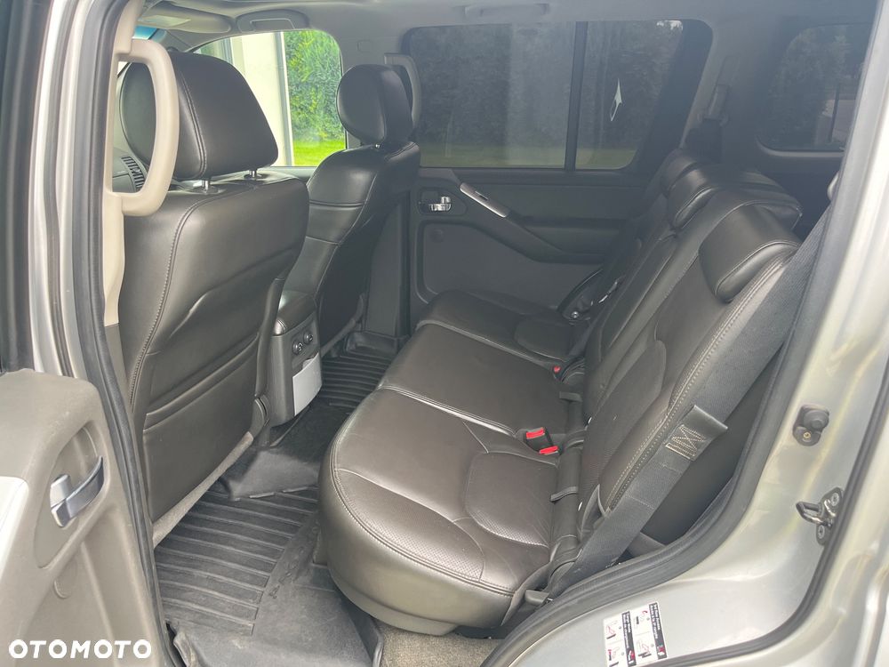 Nissan Pathfinder 4.0 V6 Premium - 11