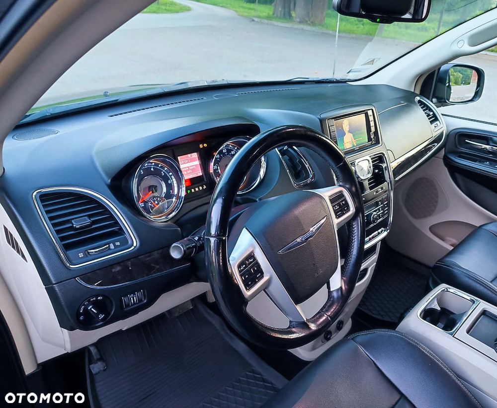 Chrysler Town & Country 3.6 Limited - 34