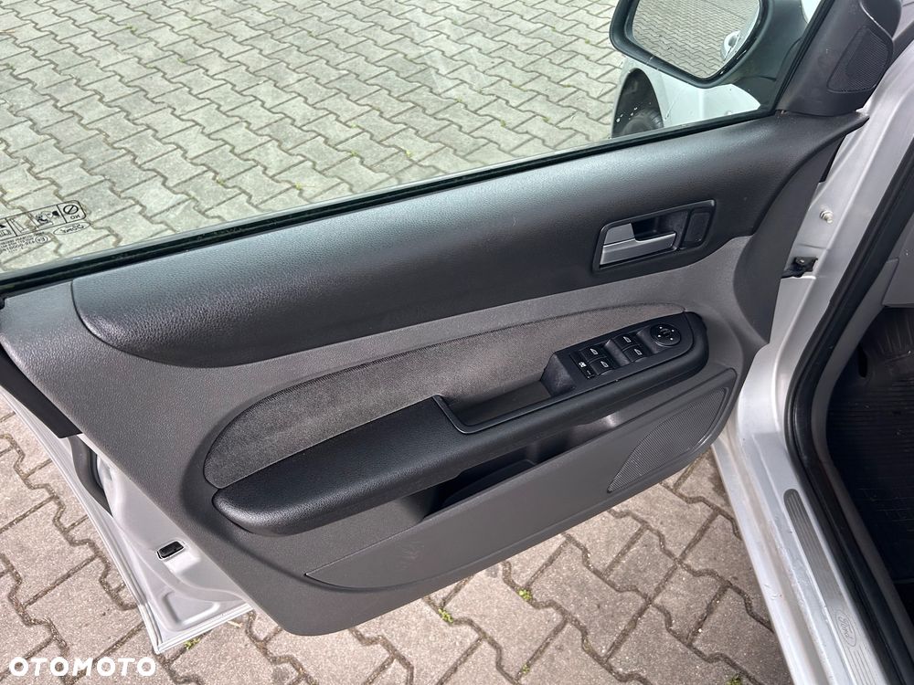 Ford Focus Ghia - 16