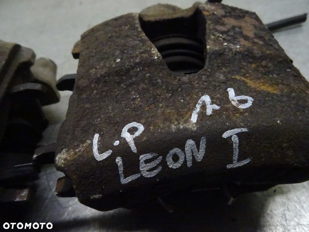 SEAT LEON I 1.6B ZACISK PRAWY LEWY PRZÓD PRZEDNI - 5
