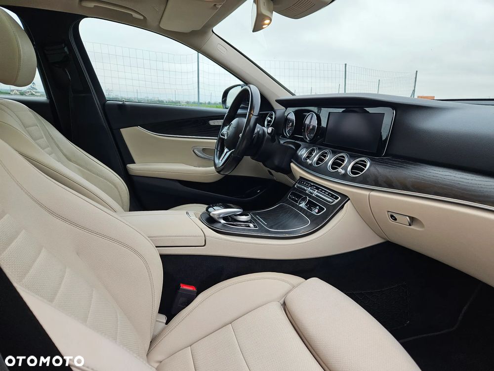 Mercedes-Benz Klasa E 220 d 4-Matic 9G-TRONIC - 21