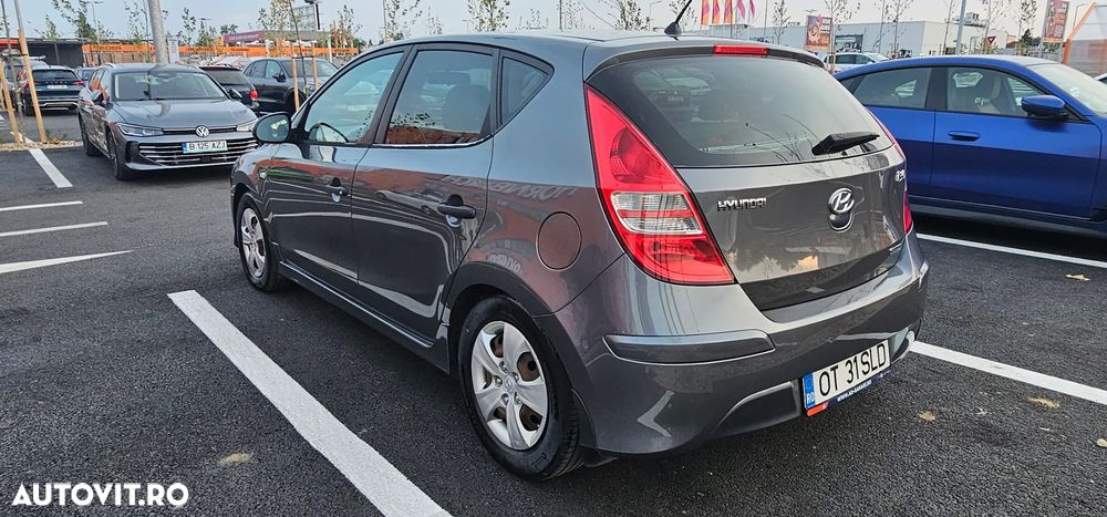 Hyundai i30 1.6 CRDi CLASSIC - 3
