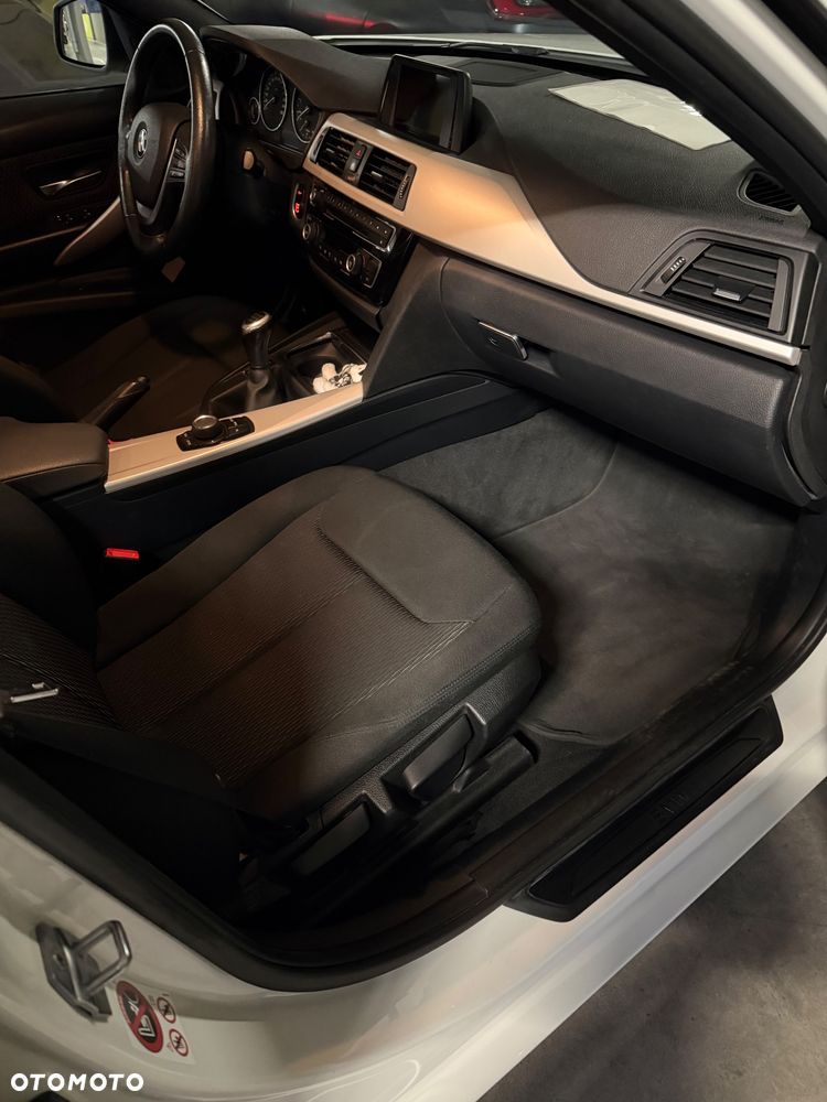 BMW Seria 3 318i - 11