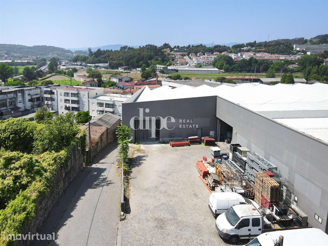 Arrendamento | Armazém de 2.434 m2 com escritório em Guimarães - Grande imagem: 3/17