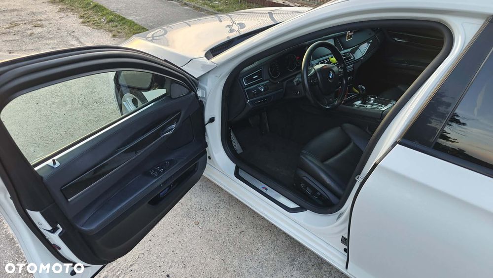 BMW Seria 7 740i Edition Exclusive - 12