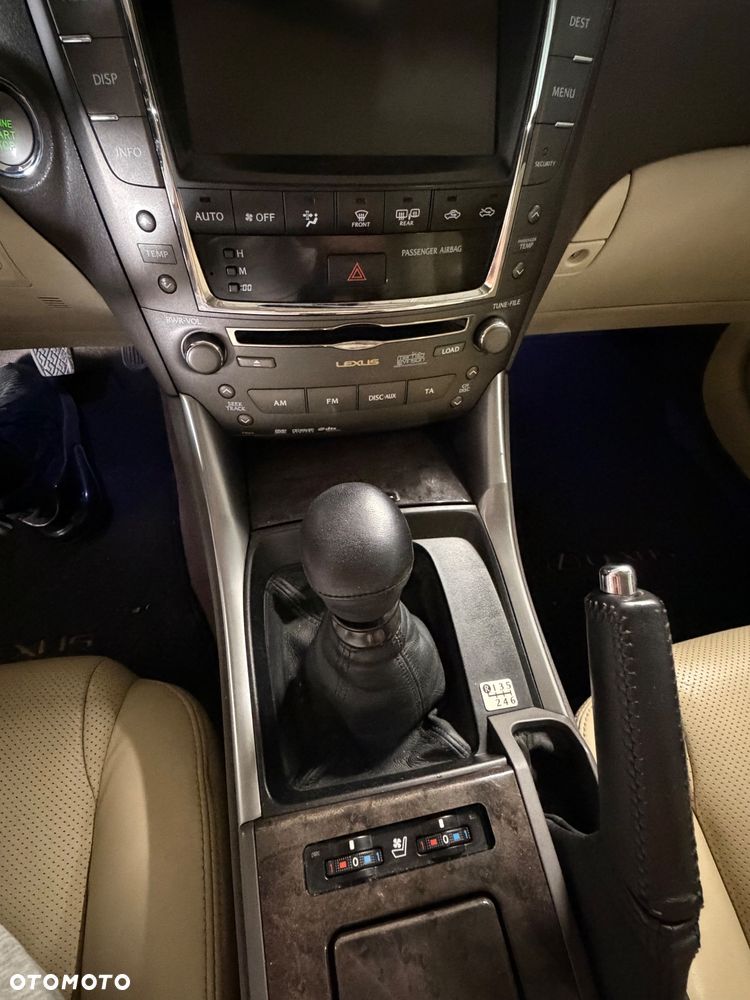 Lexus IS 220 D Prestige - 12