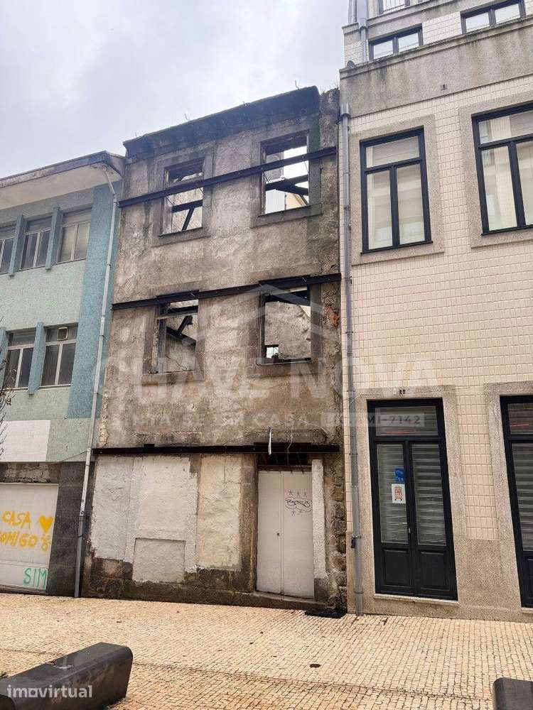 Prédio para recuperar com 4 pisos no centro histórico do Porto - Grande imagem: 2/5