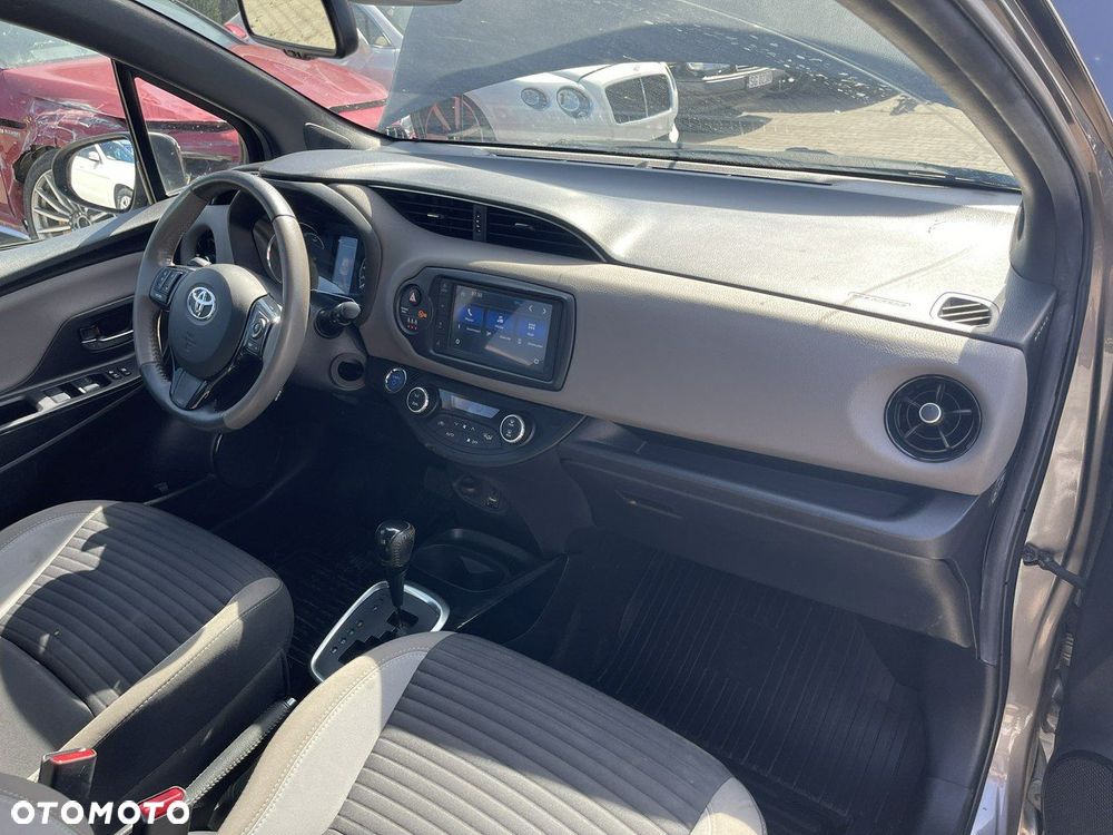 Toyota Yaris Hybrid 100 Selection Passion - 10