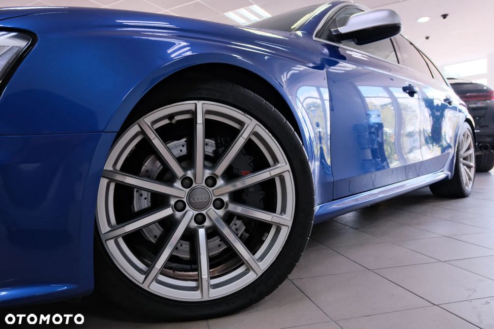 Audi RS4 Avant Standard - 22