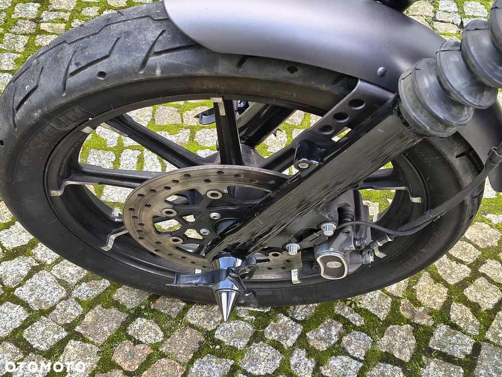 Harley-Davidson Sportster Custom 883C - 27