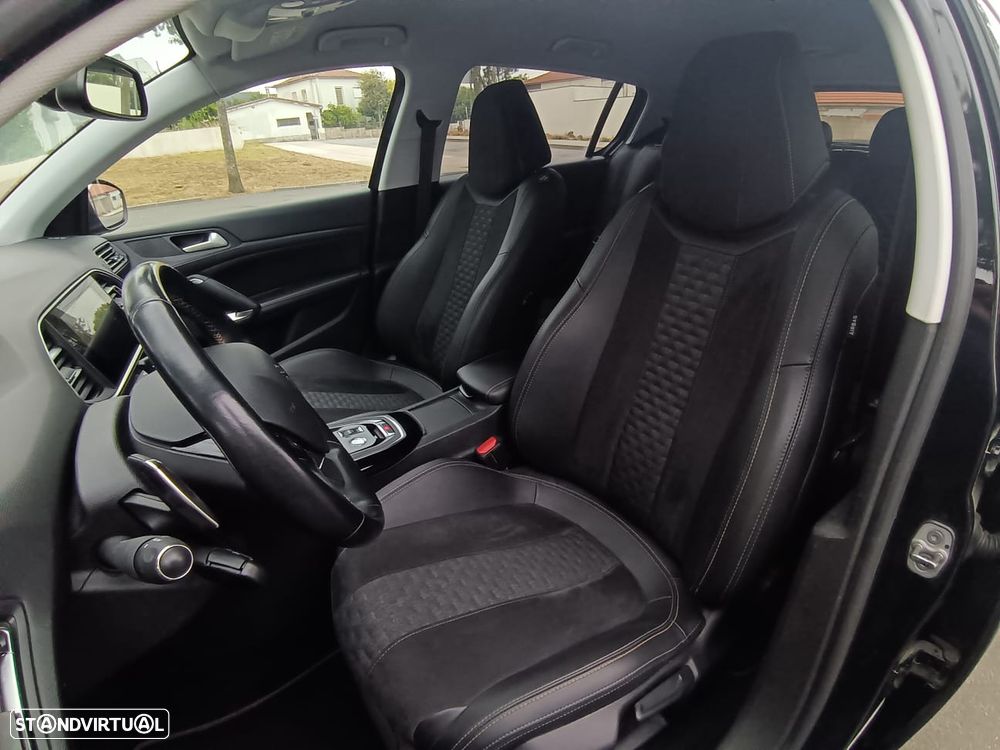 Peugeot 308 1.2 PureTech S&S Road Trip EAT8 - 23