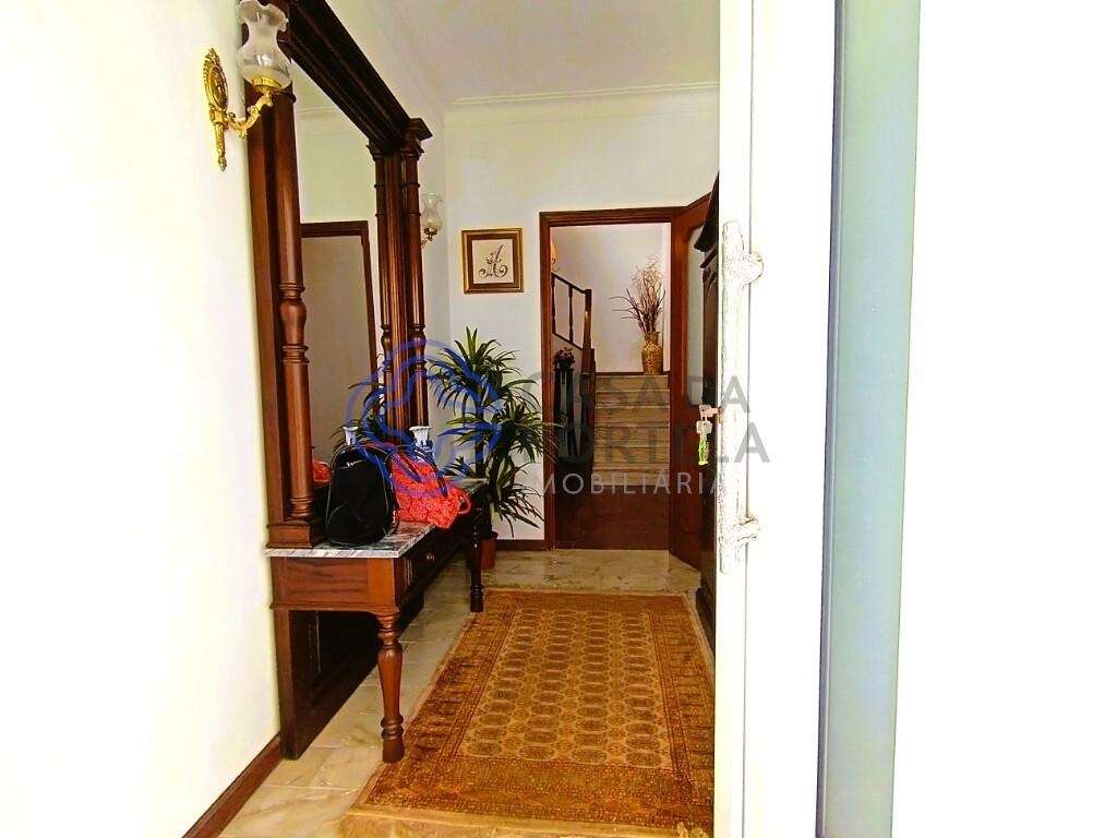 Moradia em Miramar c/jardim, terraço, varandas, garagem, 02 salas, 03 - Grande imagem: 2/17