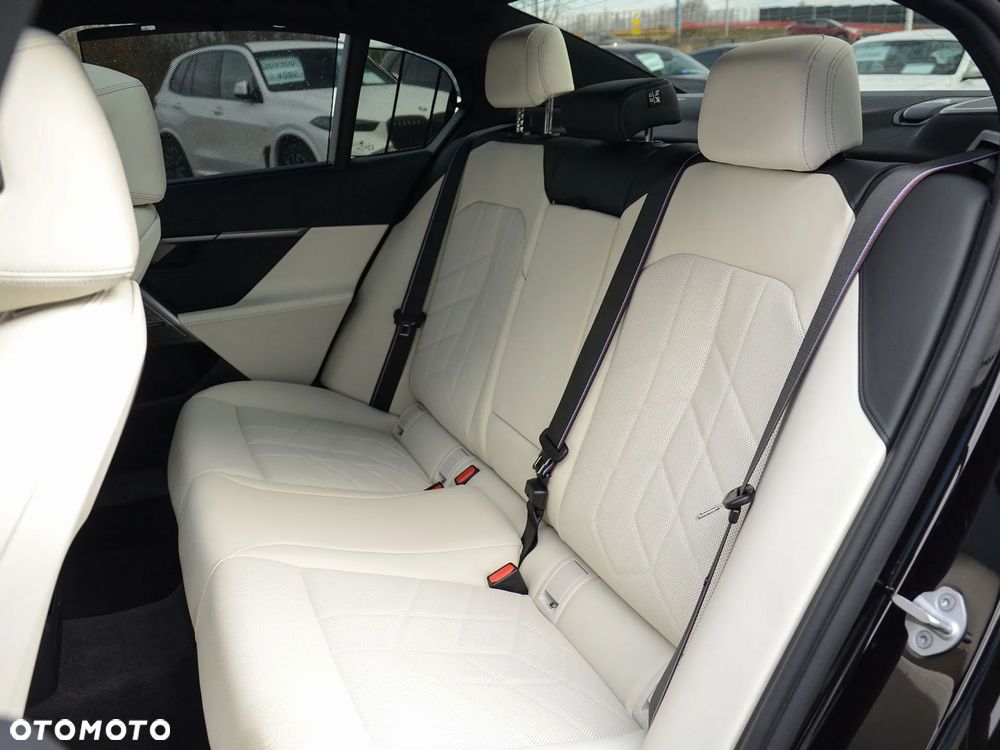 BMW Seria 5 540d xDrive mHEV - 37