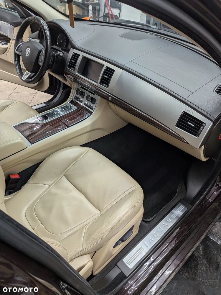 Jaguar XF 2.2 D Portfolio - 20