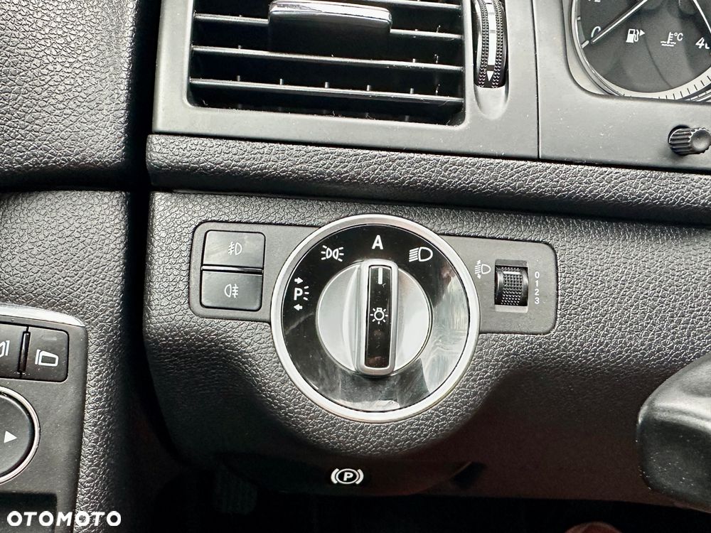 Mercedes-Benz Klasa C 180 BlueEFFICIENCY Avantgarde - 28