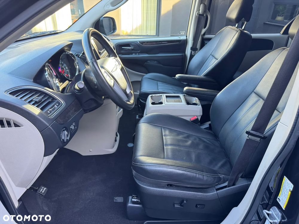 Chrysler Town & Country 3.6 Limited - 21