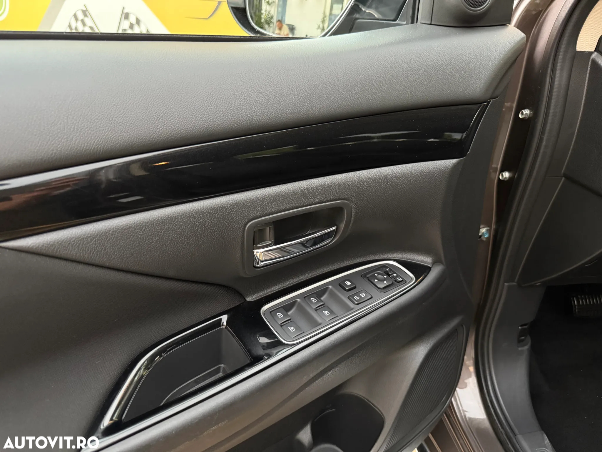 Mitsubishi Outlander 2.4 4WD Plug-In Hybrid - 21