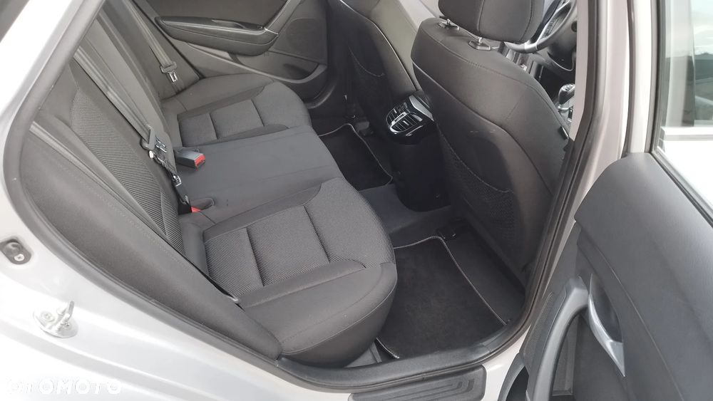 Hyundai i40 Kombi blue 1.6 Family - 31