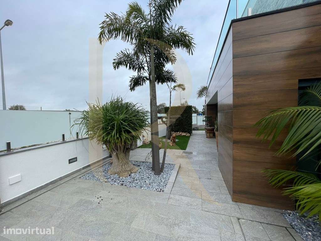 Moradia T4 com piscina e garagem na Charneca da Caparica - Grande imagem: 5/22