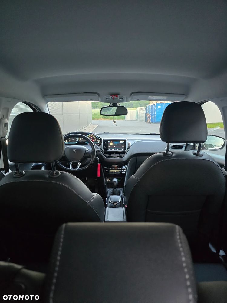 Peugeot 2008 1.2 Pure Tech GPF Signature S&S - 17