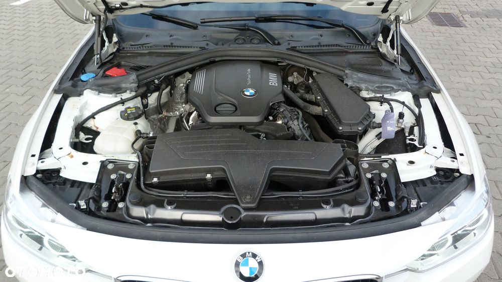 BMW Seria 3 318d Touring Sport Line - 32