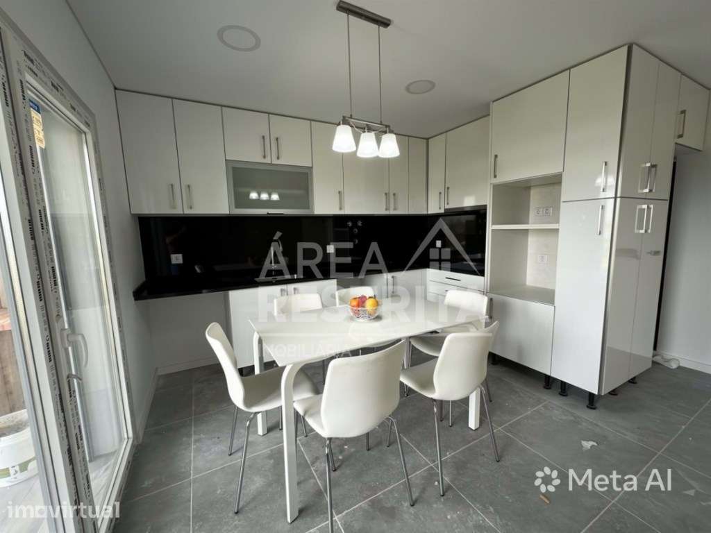 APARTAMENTO T2 NOVO COM TERRAÇO, PARQUEAMENTO E ARRECADAÇAO, CONDOM... - Grande imagem: 2/20