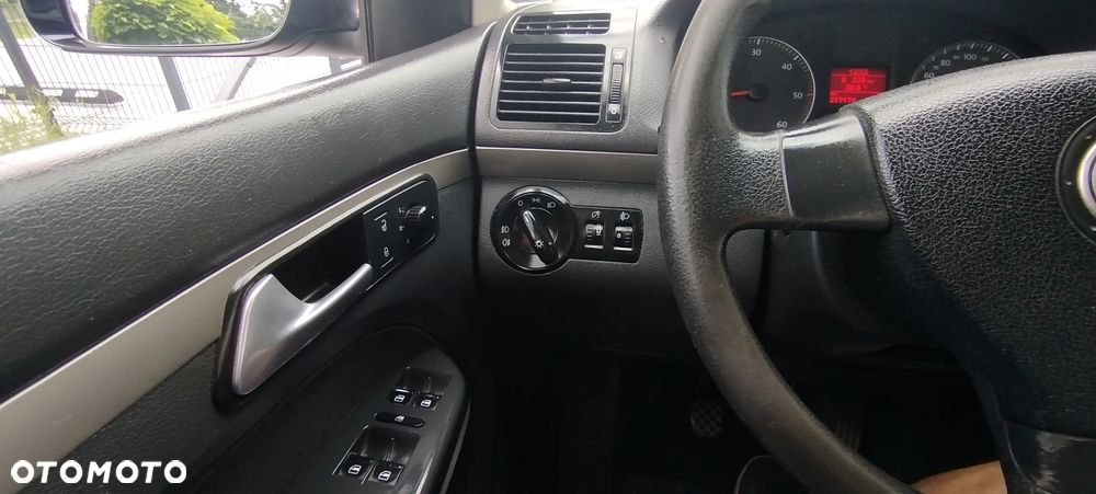 Volkswagen Touran 1.9 TDI Conceptline - 20