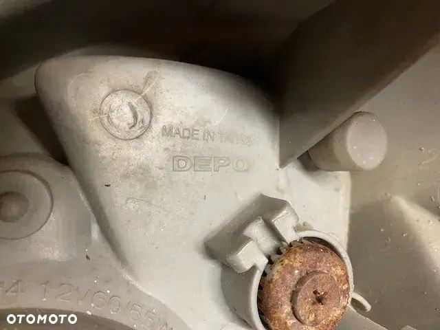 LAMPA PRZÓD PRAWA REFLEKTOR TOYOTA YARIS I - 7