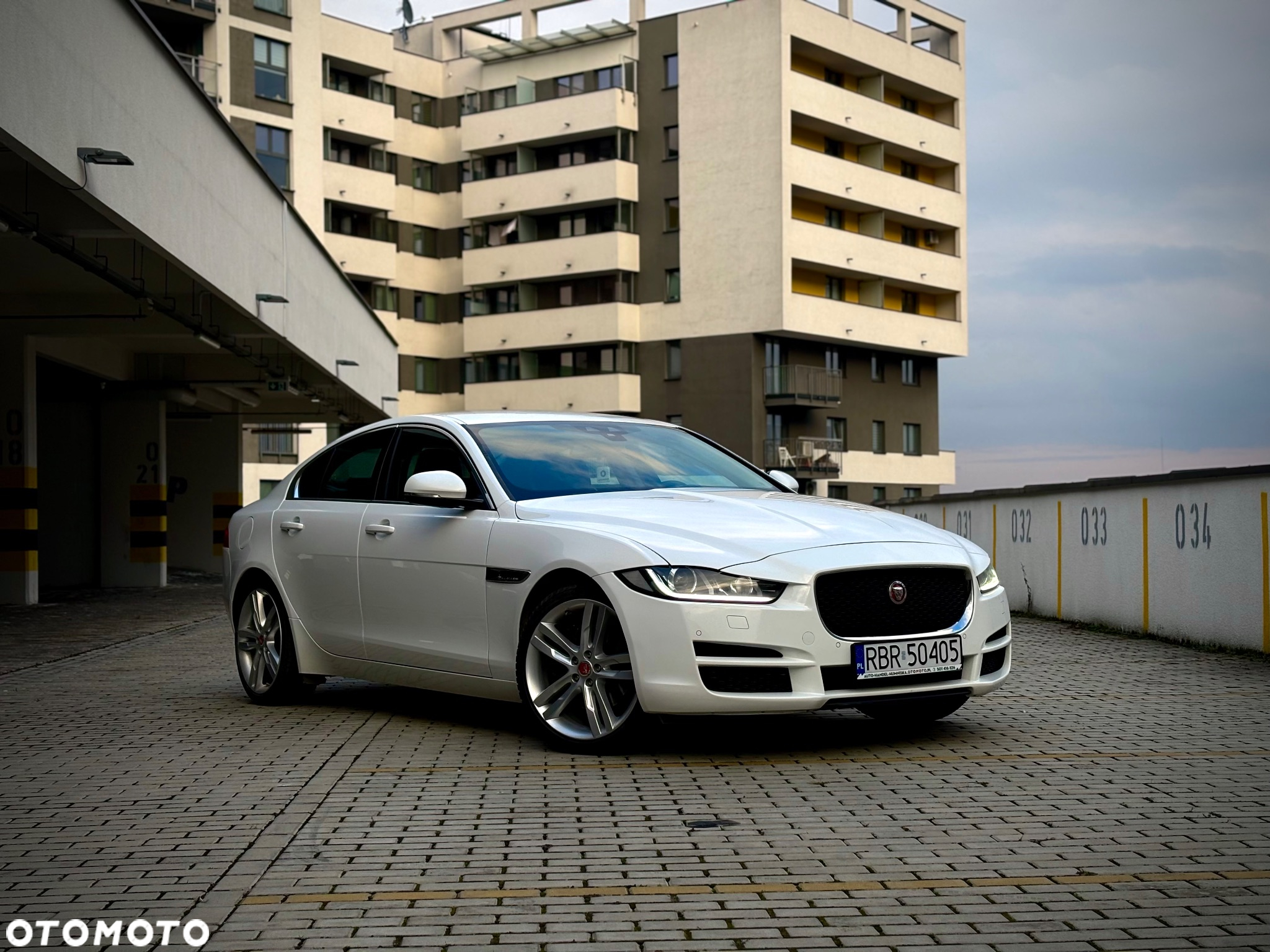Jaguar XE 2.0 T Pure - 3