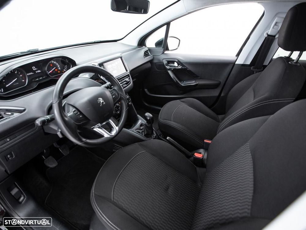 Peugeot 208 - 8