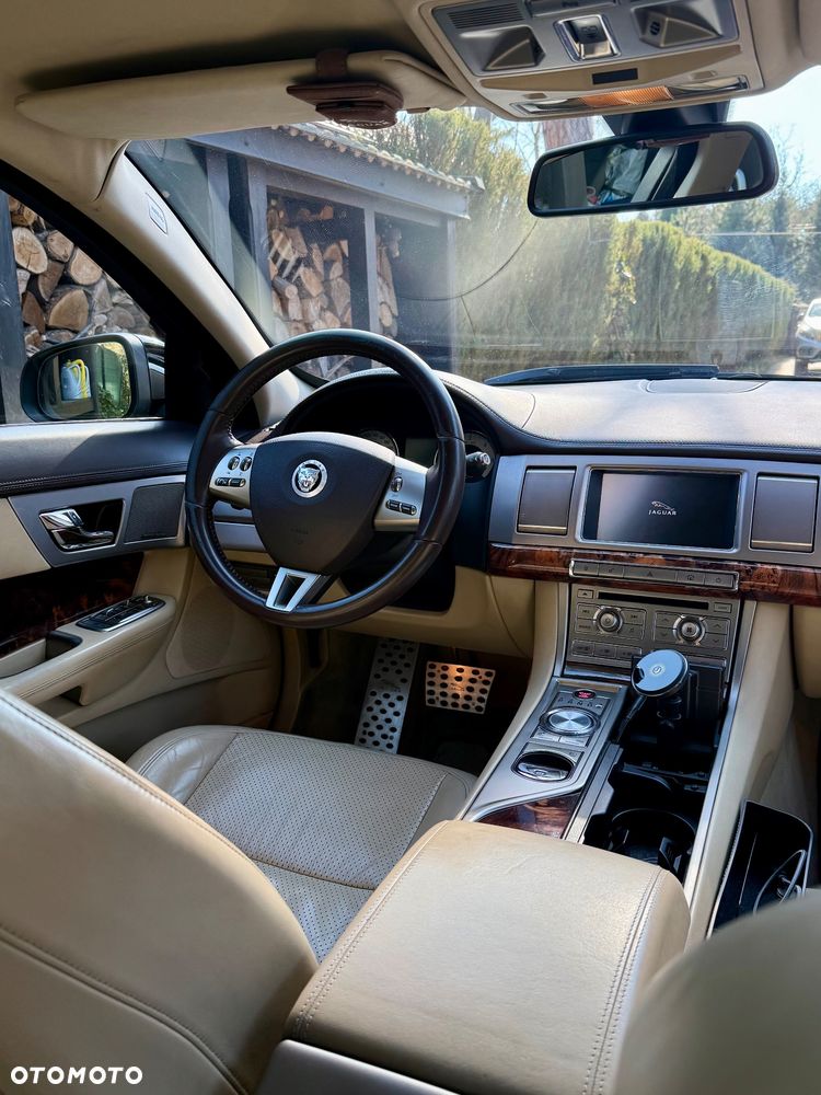 Jaguar XF 2.7 V6 D Luxury - 12