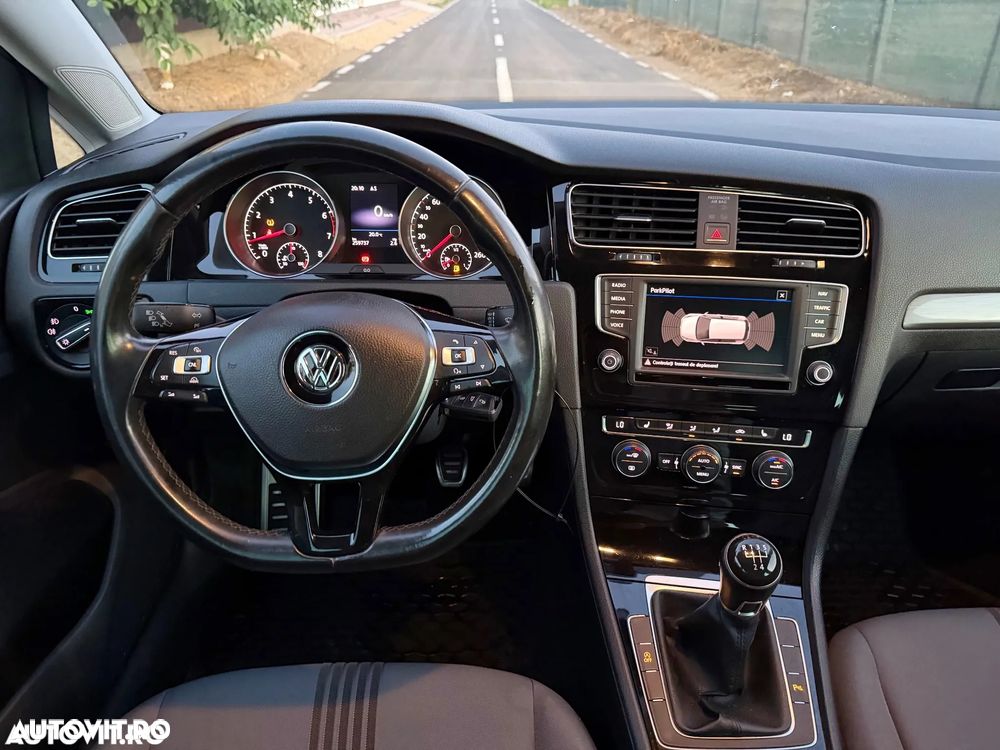 Volkswagen Golf - 10