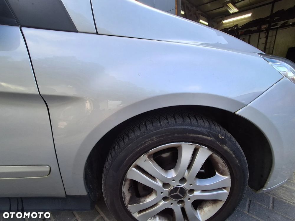 SPRZEDAM MERCEDES B-KLASA W245 PRAWY PRZEDNI BŁOTNIK W KOLOR 761 W ORYGINALE - 1