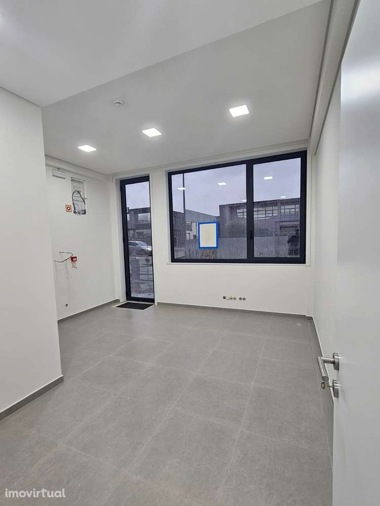 Armazém novo com escritórios na Zona Indústrial de Canedo - Grande imagem: 3/16