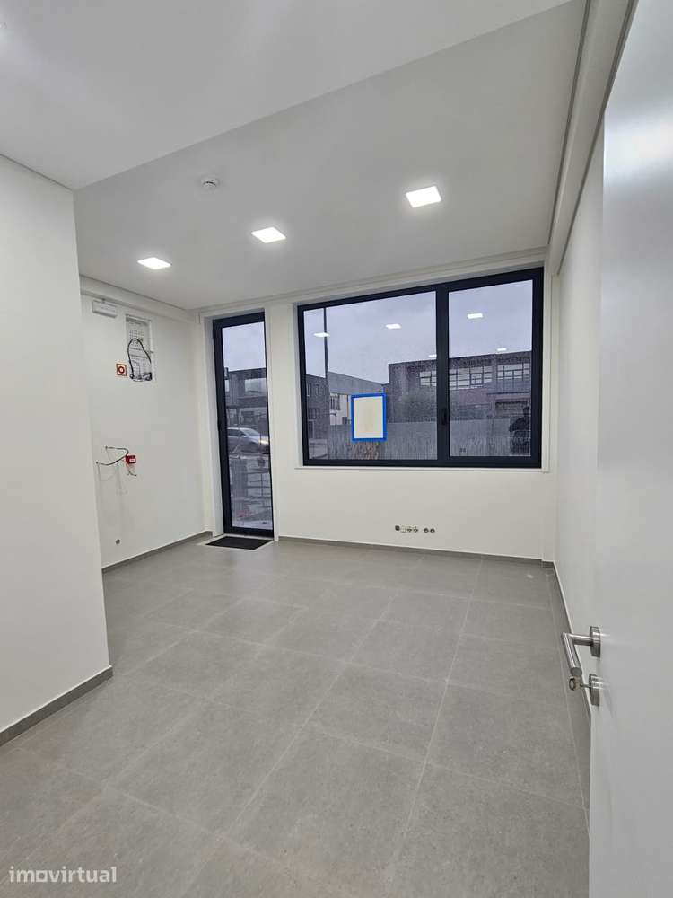 Armazém novo com escritórios na Zona Indústrial de Canedo - Grande imagem: 3/16