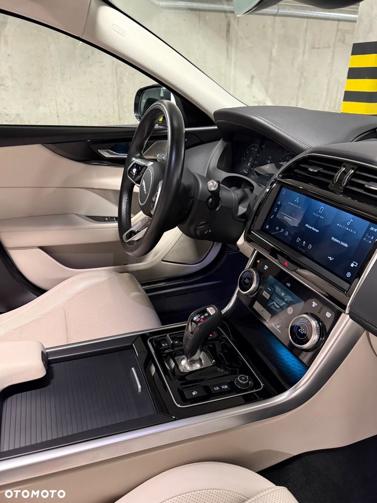 Jaguar XE 2.0 P250 R-Dynamic SE - 11
